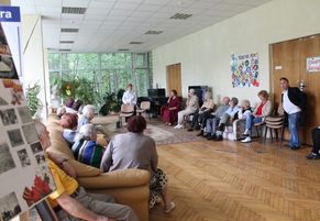 Смотрите, кто пришёл.